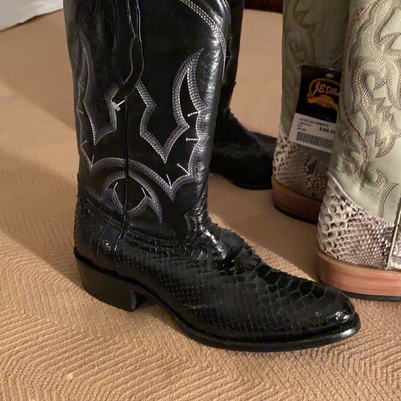 Two lovely Boots - Picture 3 of 16